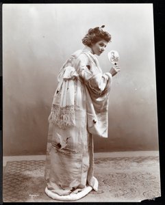 Een vrouw die een Japanse kimono modelleert, New York, 1904